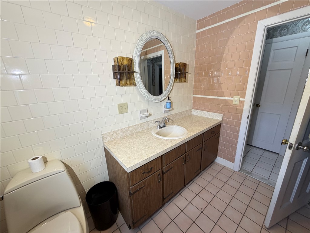 33 Whipple Avenue Westerly, RI 02891 - Photo 19 of 45 shared bath on main