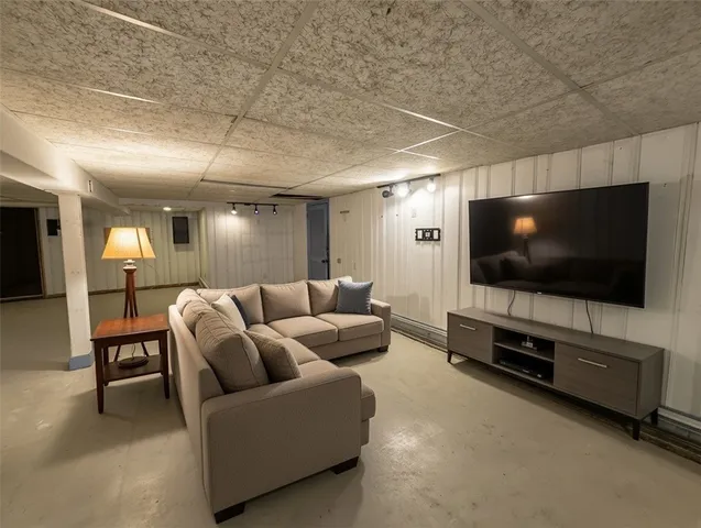 $675,000 | 33 Whipple Avenue, Westerly, RI 02891