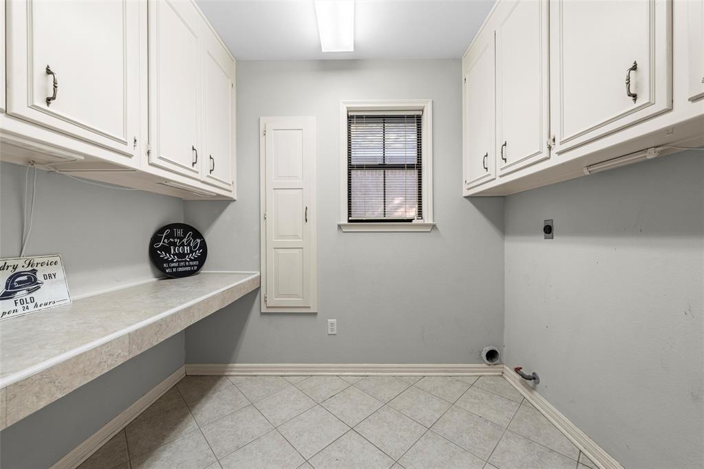 3601 Willow Bend Circle Waco, TX 76708 - Photo 15 of 37 a bathroom with a sink and a window