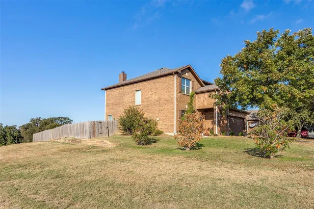 a view of a backyard