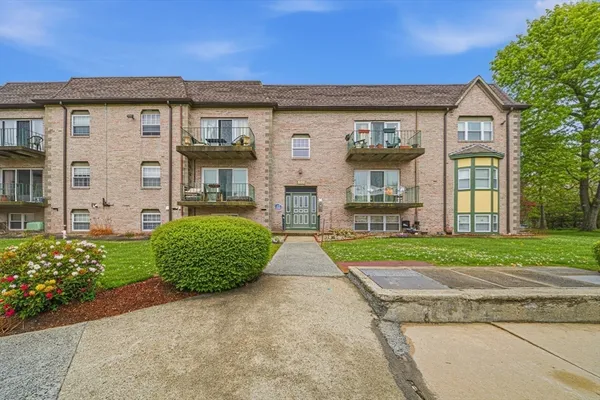 $2,500 | 502 Oak Street, Unit 9, Brockton, MA 02301