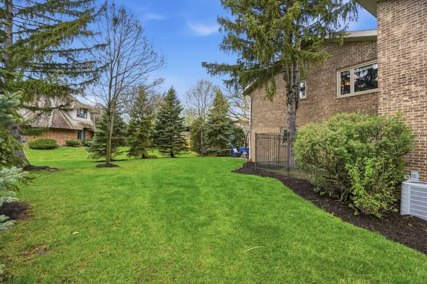 $1,325,000 | 75 Regent Drive, Oak Brook, IL 60523