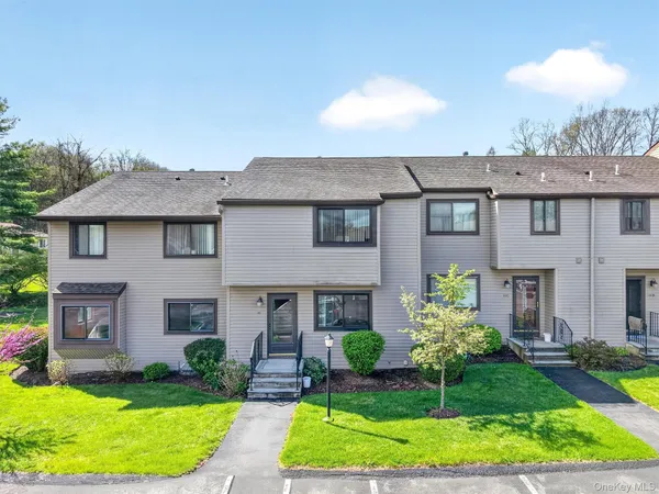 $330,000 | 11 Squires Gate, Unit B, Poughkeepsie, NY 12603