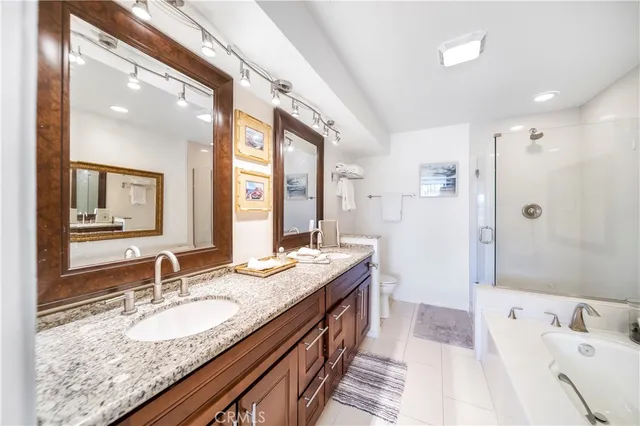 a en suite bathroom with double sink and a mirror