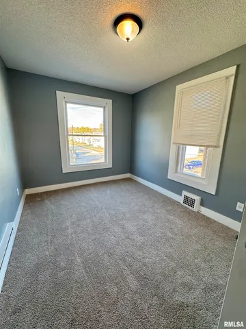 $1,000 | 627 1/2 North Division Street, Davenport, IA 52802