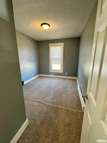 $1,000 | 627 1/2 North Division Street, Davenport, IA 52802