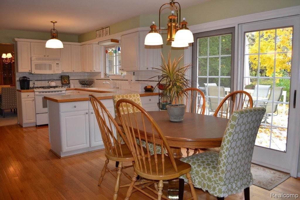 340 Old Ridge Court Rochester, MI 48309 - Photo 5 of 19 Hardwood In Kitchen