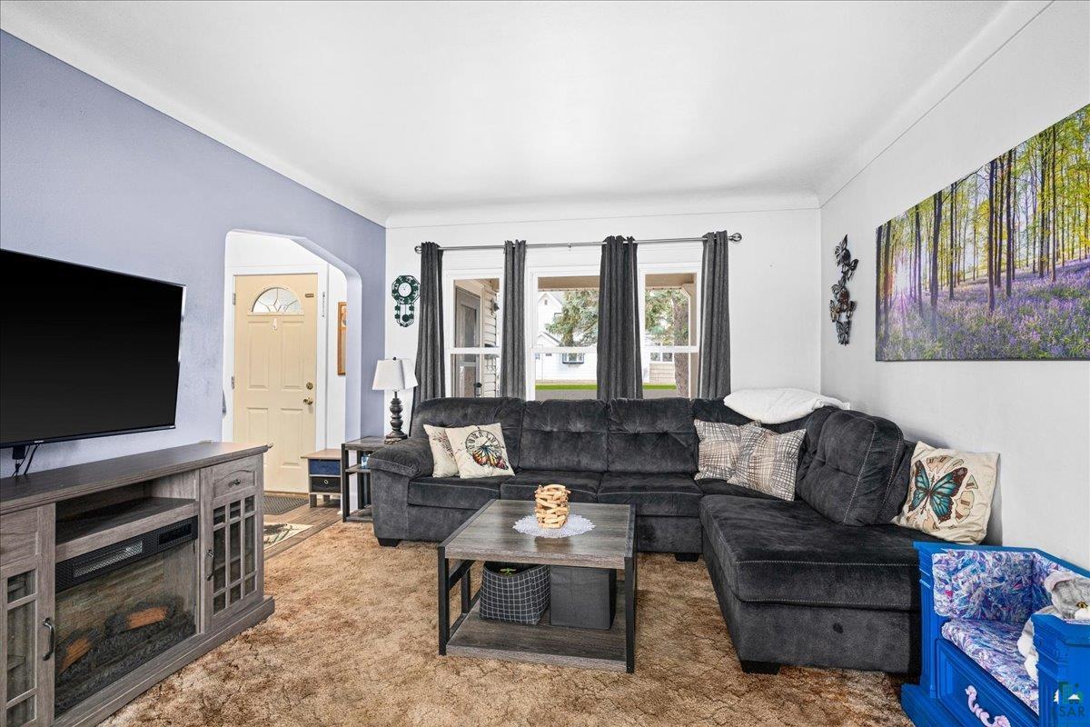 4316 West 6th Street Duluth, MN 55807 - Photo 21 of 39 Living area featuring arched walkways and crown molding