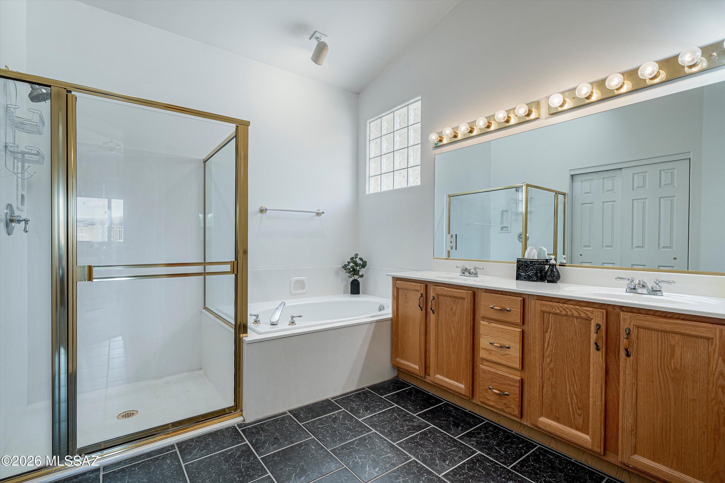 4940 North Castle Ridge Road Tucson, AZ 85749 - Photo 20 of 43 22-Primary Bathroom