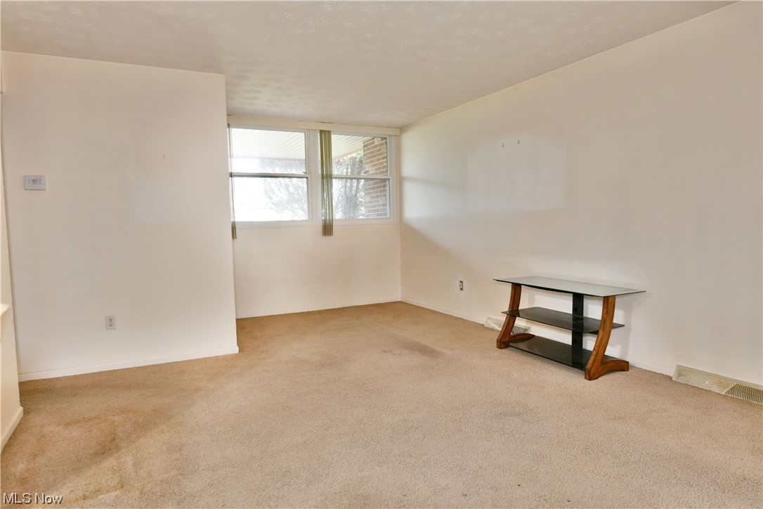 2980 North River Road Northeast, Unit E3 Warren, OH 44483 - Photo 14 of 27 Unfurnished room featuring light carpet