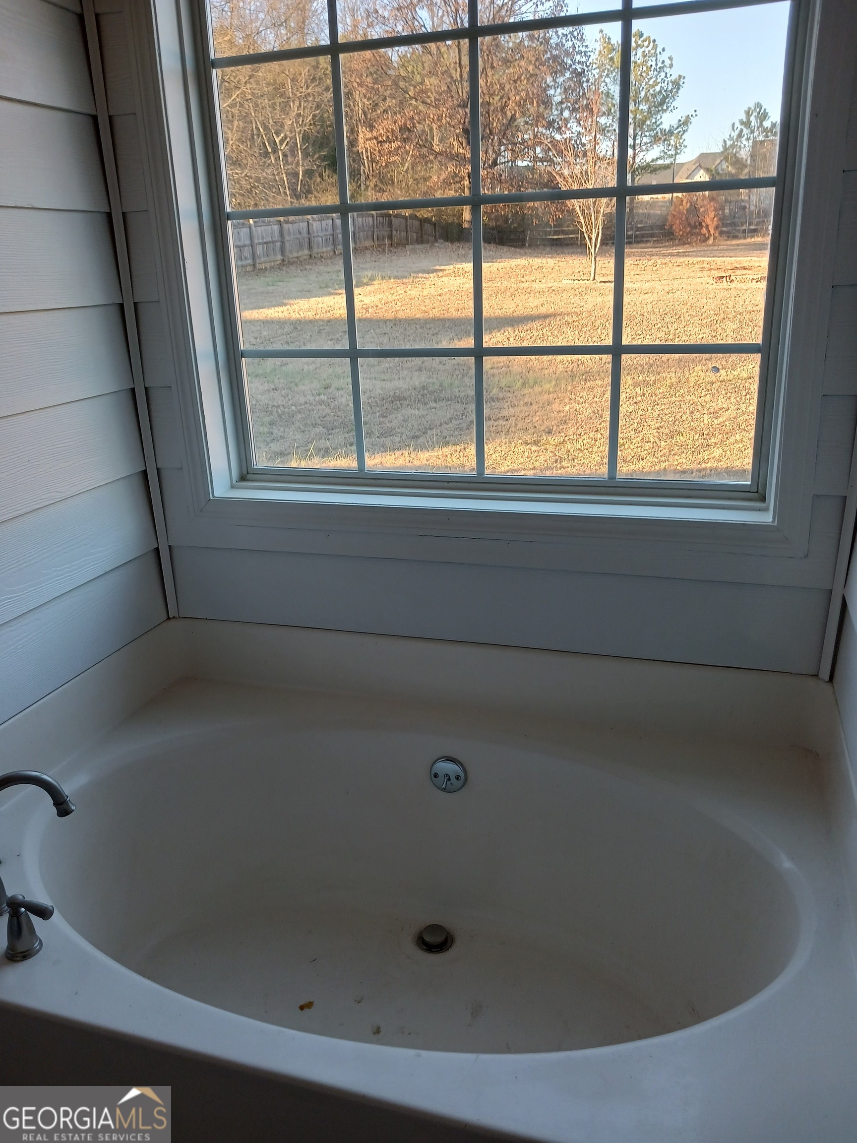 907 Downing Drive Bethlehem, GA 30620 - Photo 17 of 26 a close up of a bathtub