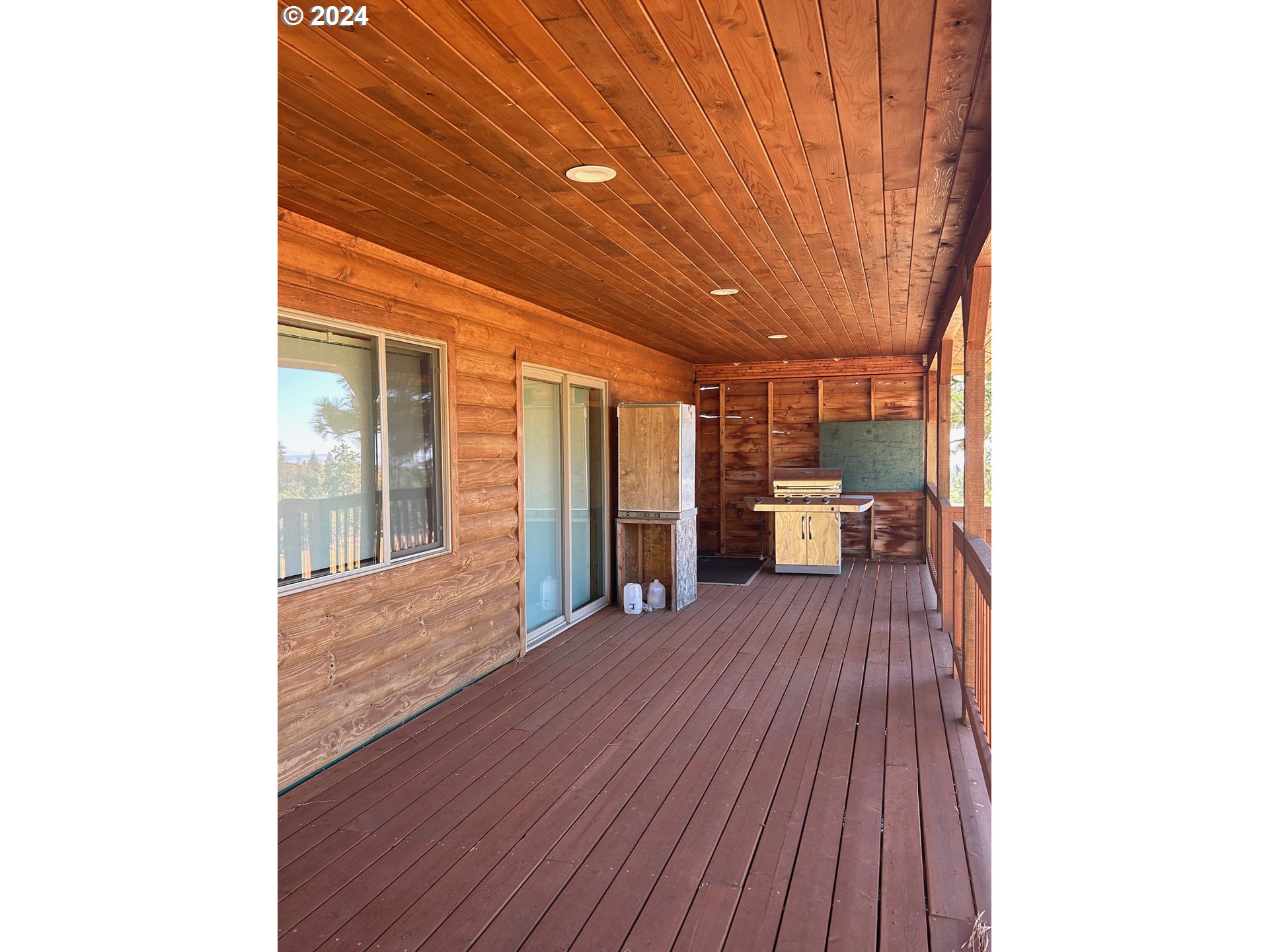 211 Jensen Quarry Road Roosevelt, WA 99356 - Photo 12 of 27 a big room with wooden floor and furniture