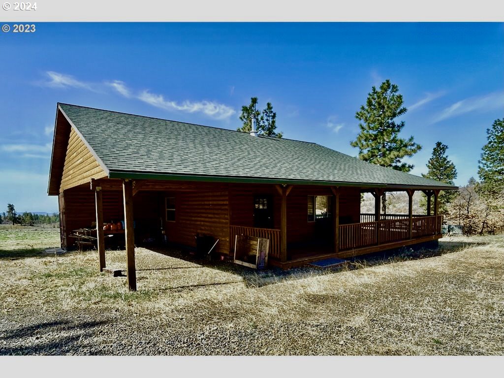 211 Jensen Quarry Road Roosevelt, WA 99356 - Photo 2 of 27 a front view of a house with garden