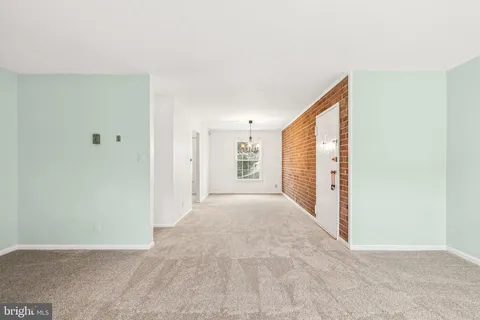 a view of a big room with closet and windows
