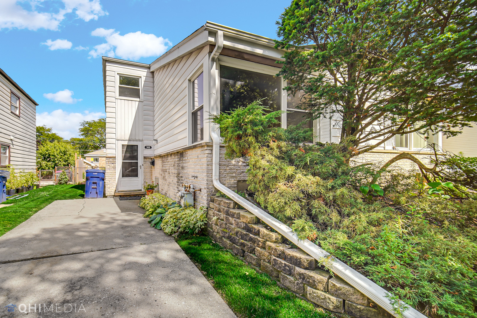 381 North 4th Avenue, Unit B Des Plaines, IL 60016 - Photo 1 of 22 a front view of a house with a yard