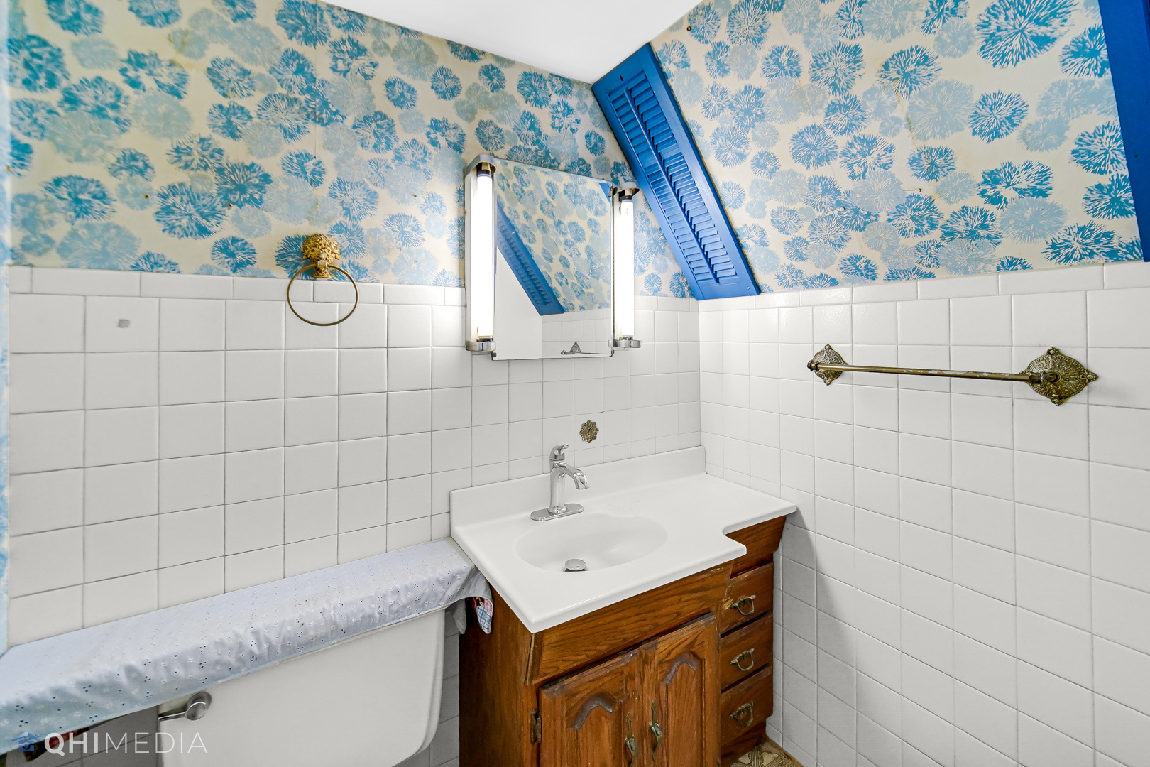 381 North 4th Avenue, Unit B Des Plaines, IL 60016 - Photo 11 of 22 a bathroom with a sink a vanity and a shower curtain