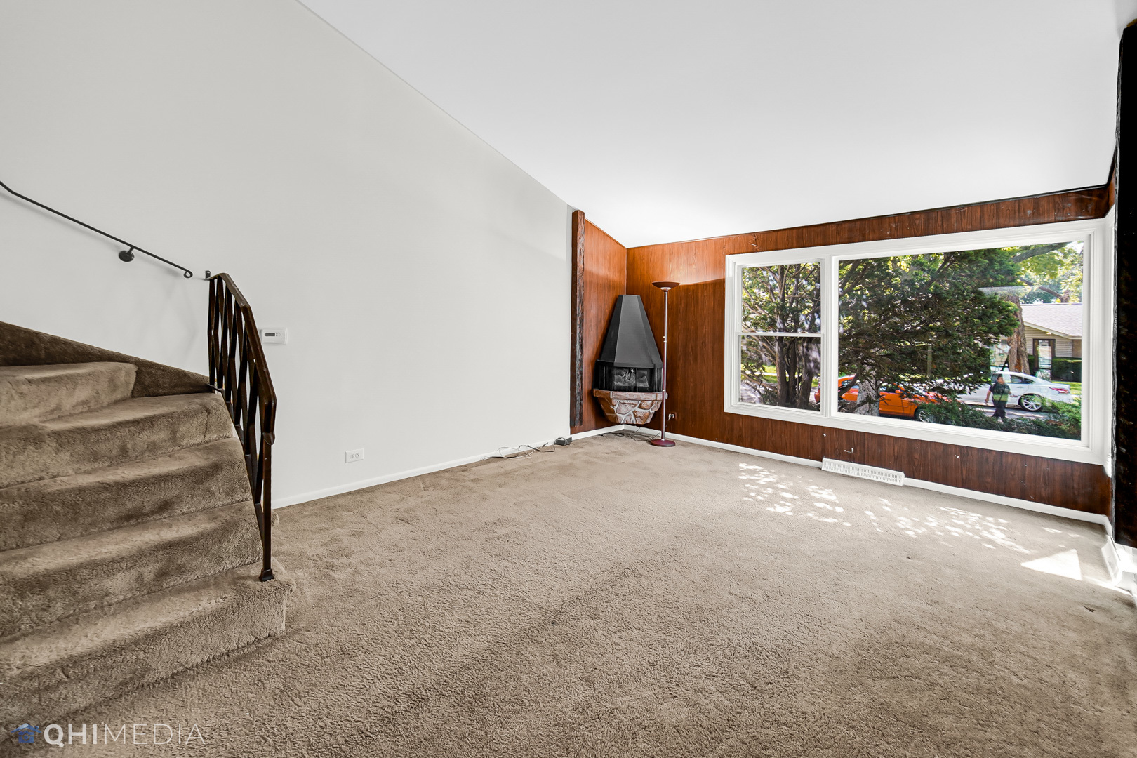 381 North 4th Avenue, Unit B Des Plaines, IL 60016 - Photo 12 of 22 a view of an empty room with a window