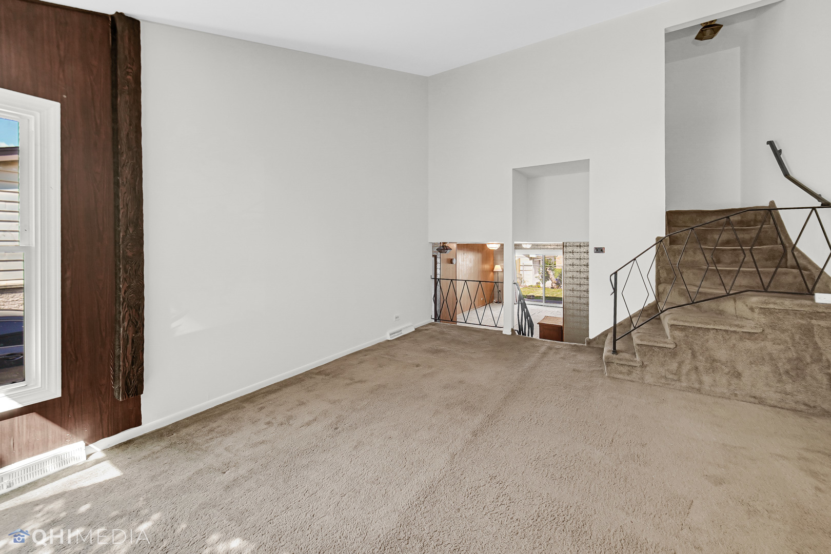 381 North 4th Avenue, Unit B Des Plaines, IL 60016 - Photo 14 of 22 a view of a livingroom with chairs