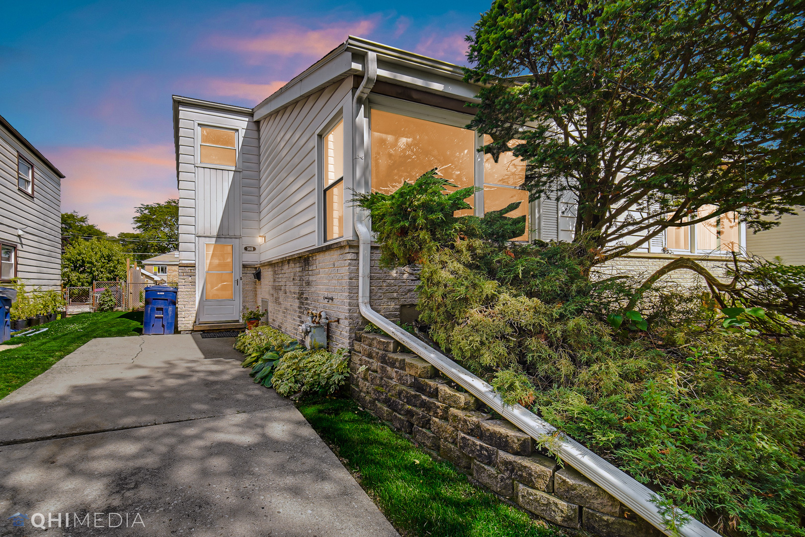 381 North 4th Avenue, Unit B Des Plaines, IL 60016 - Photo 2 of 22 a backyard of a house with lots of green space