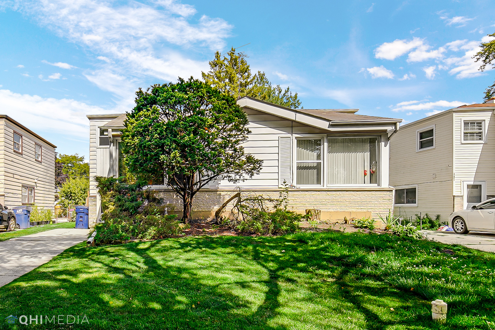 381 North 4th Avenue, Unit B Des Plaines, IL 60016 - Photo 3 of 22 a front view of a house with garden