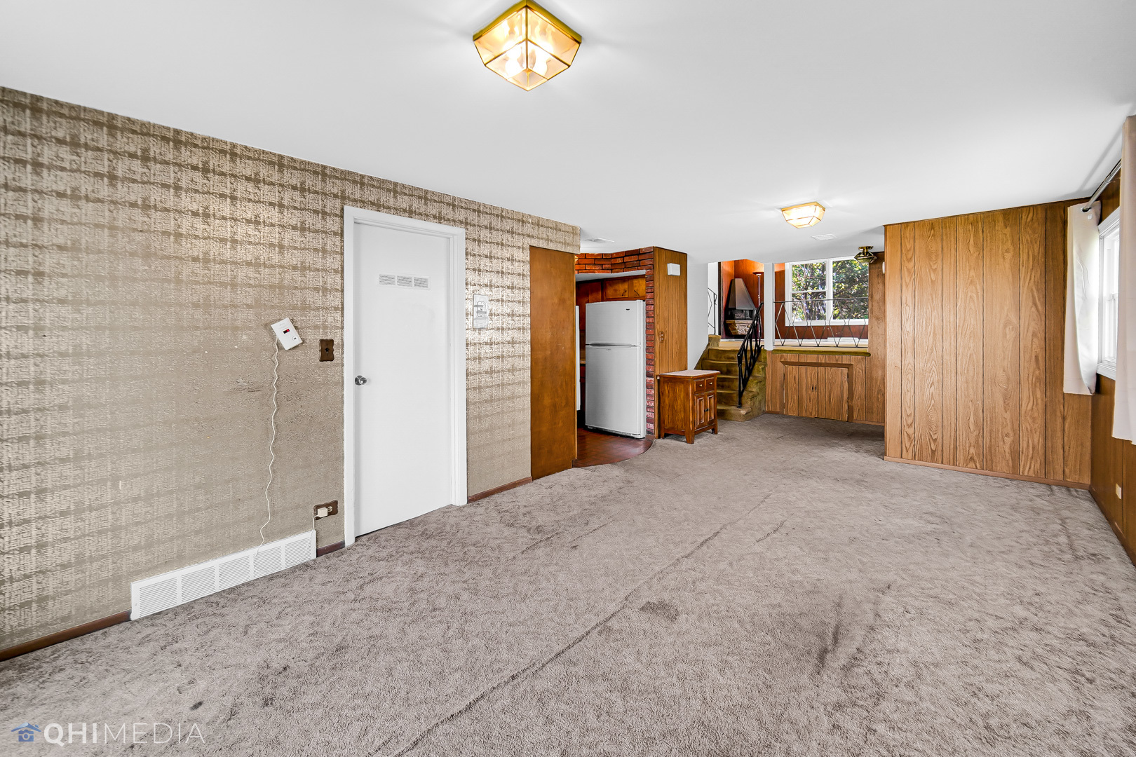 381 North 4th Avenue, Unit B Des Plaines, IL 60016 - Photo 6 of 22 a view of a livingroom with furniture