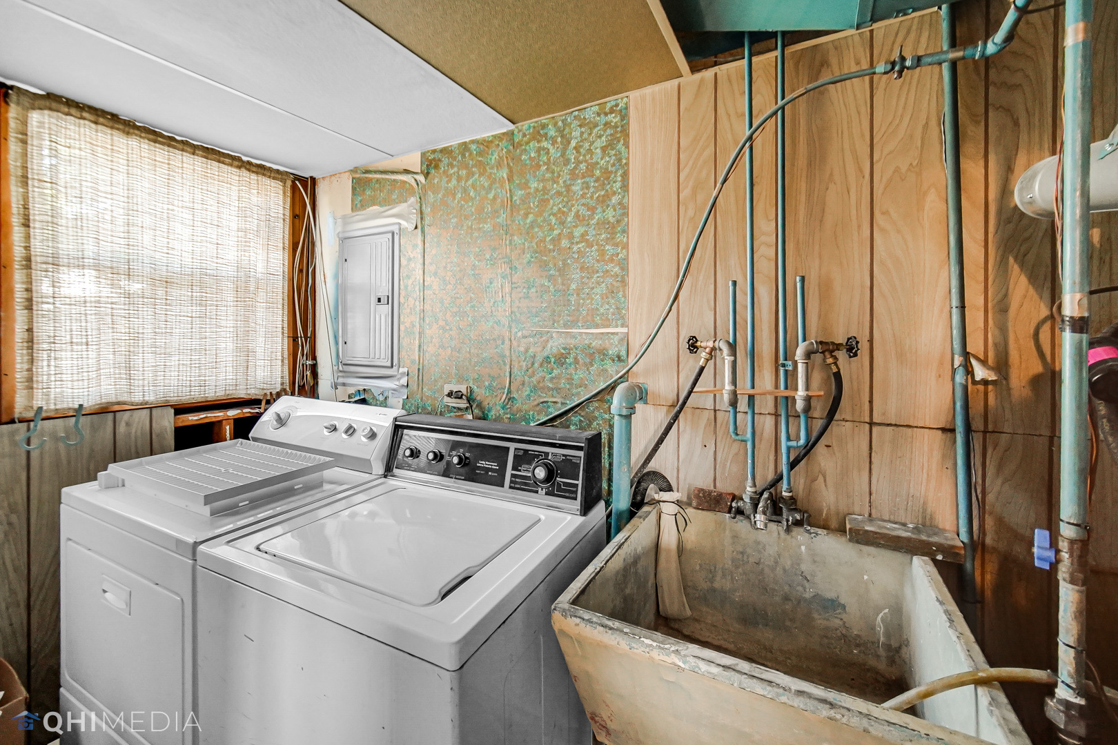 381 North 4th Avenue, Unit B Des Plaines, IL 60016 - Photo 7 of 22 a house that has sink in it