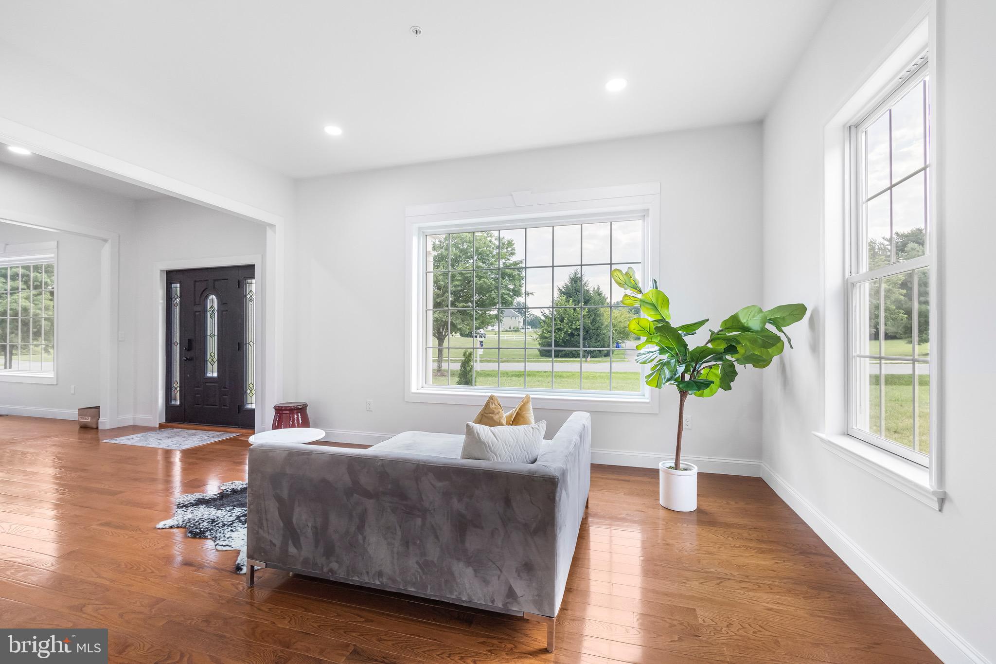 21720 Rolling Ridge Lane Laytonsville, MD 20882 - Photo 5 of 61 LIVING ROOM