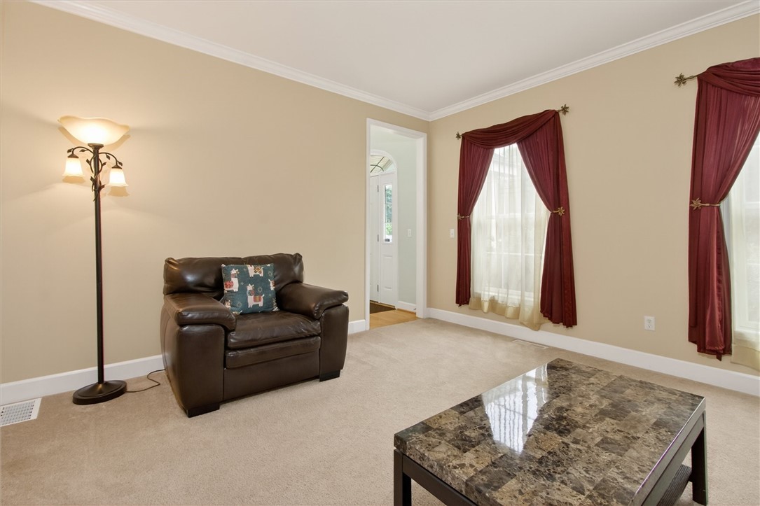 1762 Schlegel Road Webster, NY 14580 - Photo 5 of 47