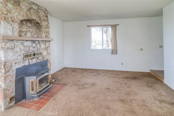 a view of an empty room and window