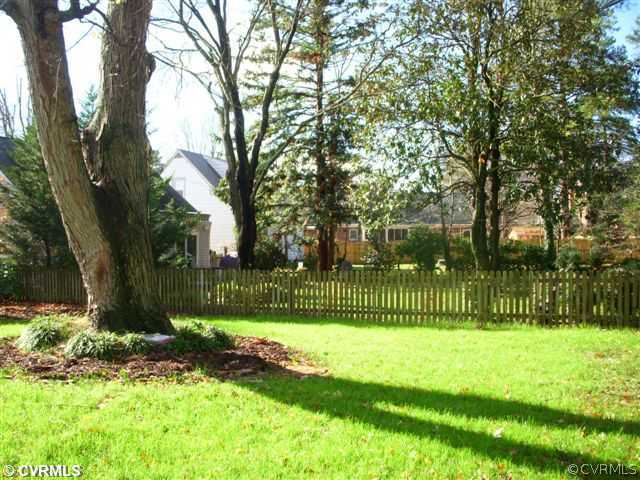 2124 Lennox Road Henrico, VA 23228 - Photo 12 of 12 Exterior Back - Fully fenced rear yars.