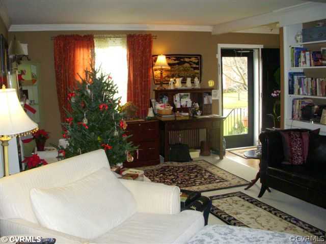 Den/Family/Great Room - Carpet, beamed ceiling