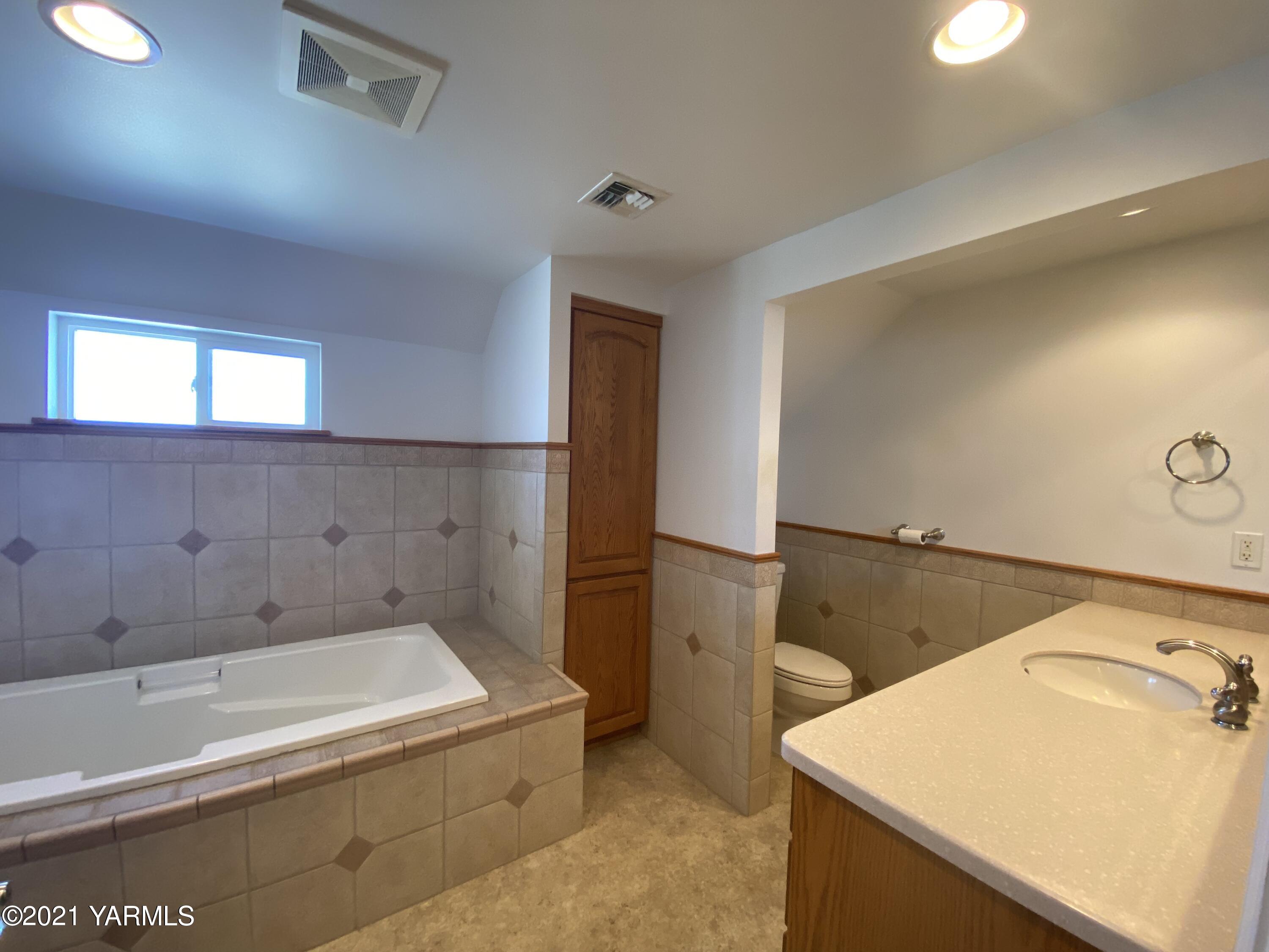 3406 Goodman Road Yakima, WA 98903 - Photo 21 of 30 Owner Suite Bath with Soaker Tub
