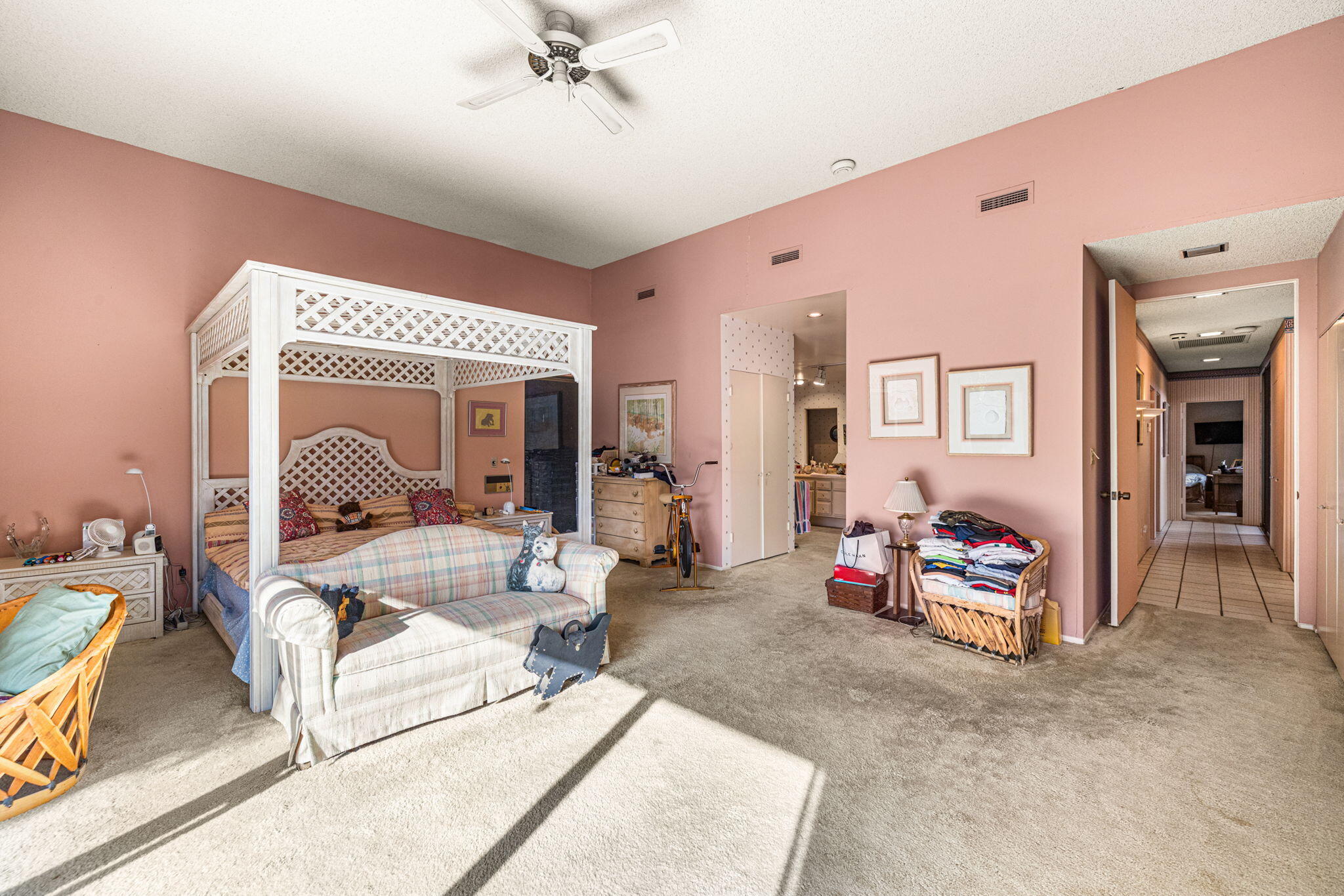 40675 East Thunderbird Terrace Rancho Mirage, CA 92270 - Photo 44 of 58 a living room with furniture gym equipment and a chandelier