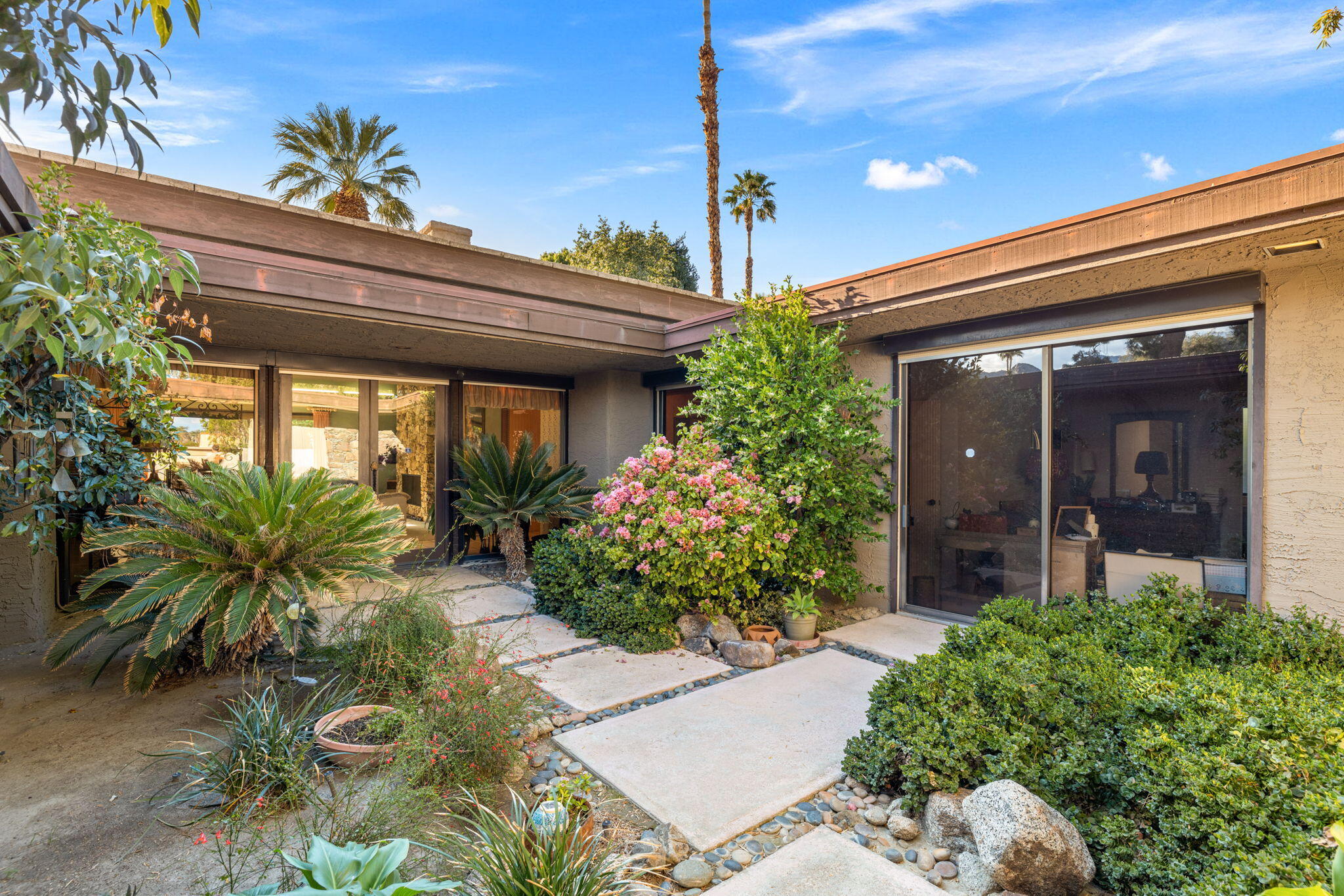 40675 East Thunderbird Terrace Rancho Mirage, CA 92270 - Photo 7 of 58 a view of a house with potted plants