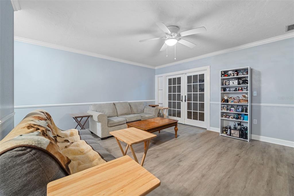 1112 Longfellow Road Sarasota, FL 34243 - Photo 5 of 48 a living room with furniture and decor