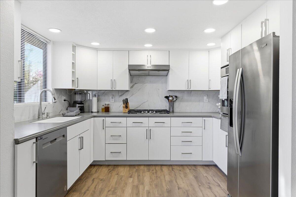 68355 Espada Road Cathedral City, CA 92234 - Photo 12 of 34 17-Kitchen