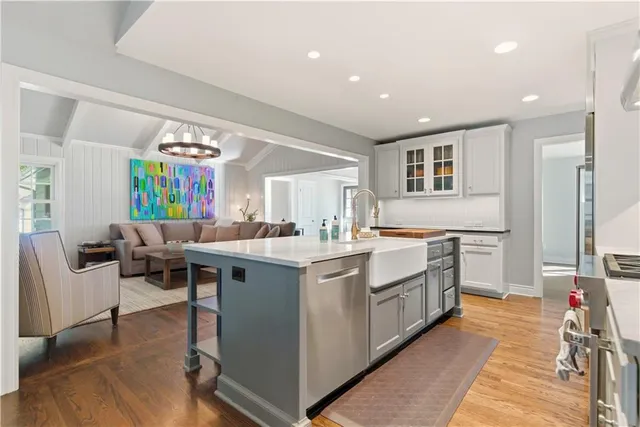 $1,100,000 | 3204 West 81st Terrace, Leawood, KS 66206