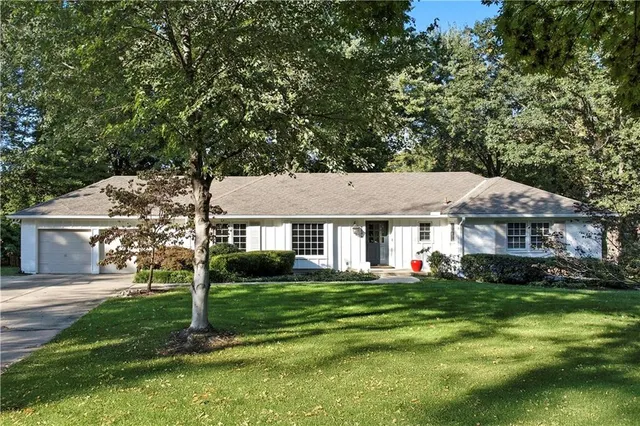 $1,100,000 | 3204 West 81st Terrace, Leawood, KS 66206