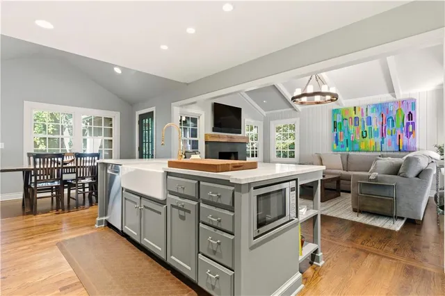 $1,100,000 | 3204 West 81st Terrace, Leawood, KS 66206