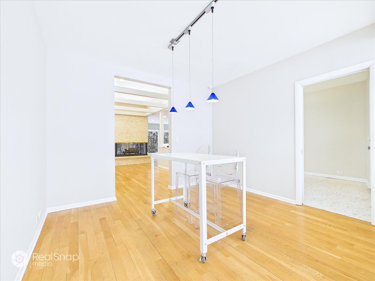 730 Sheridan Road Highland Park, IL 60035 - Photo 16 of 48 a bed room with a bed and cabinets