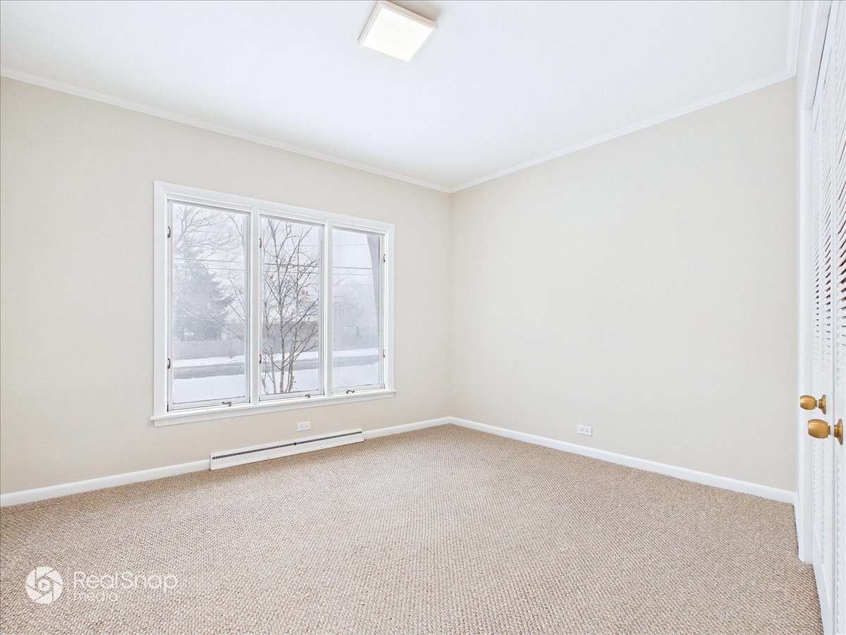 730 Sheridan Road Highland Park, IL 60035 - Photo 25 of 48 an empty room with a window