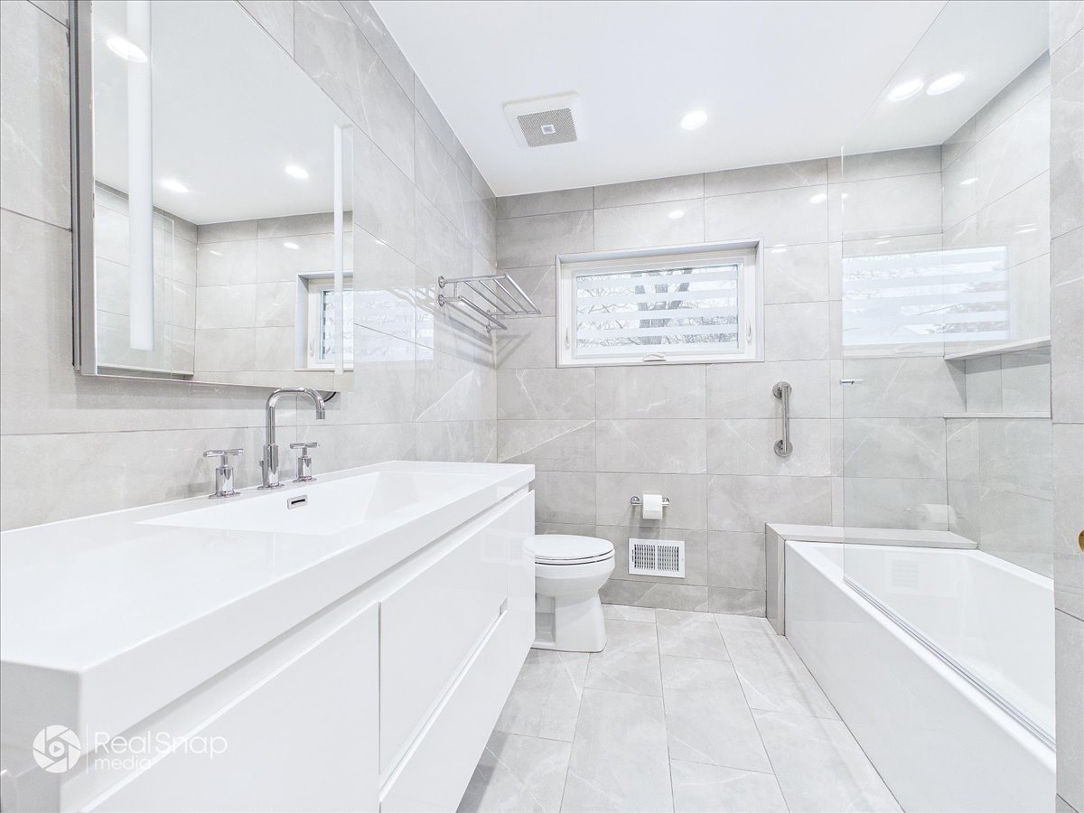 730 Sheridan Road Highland Park, IL 60035 - Photo 26 of 48 a bathroom with a sink a toilet and a bathtub