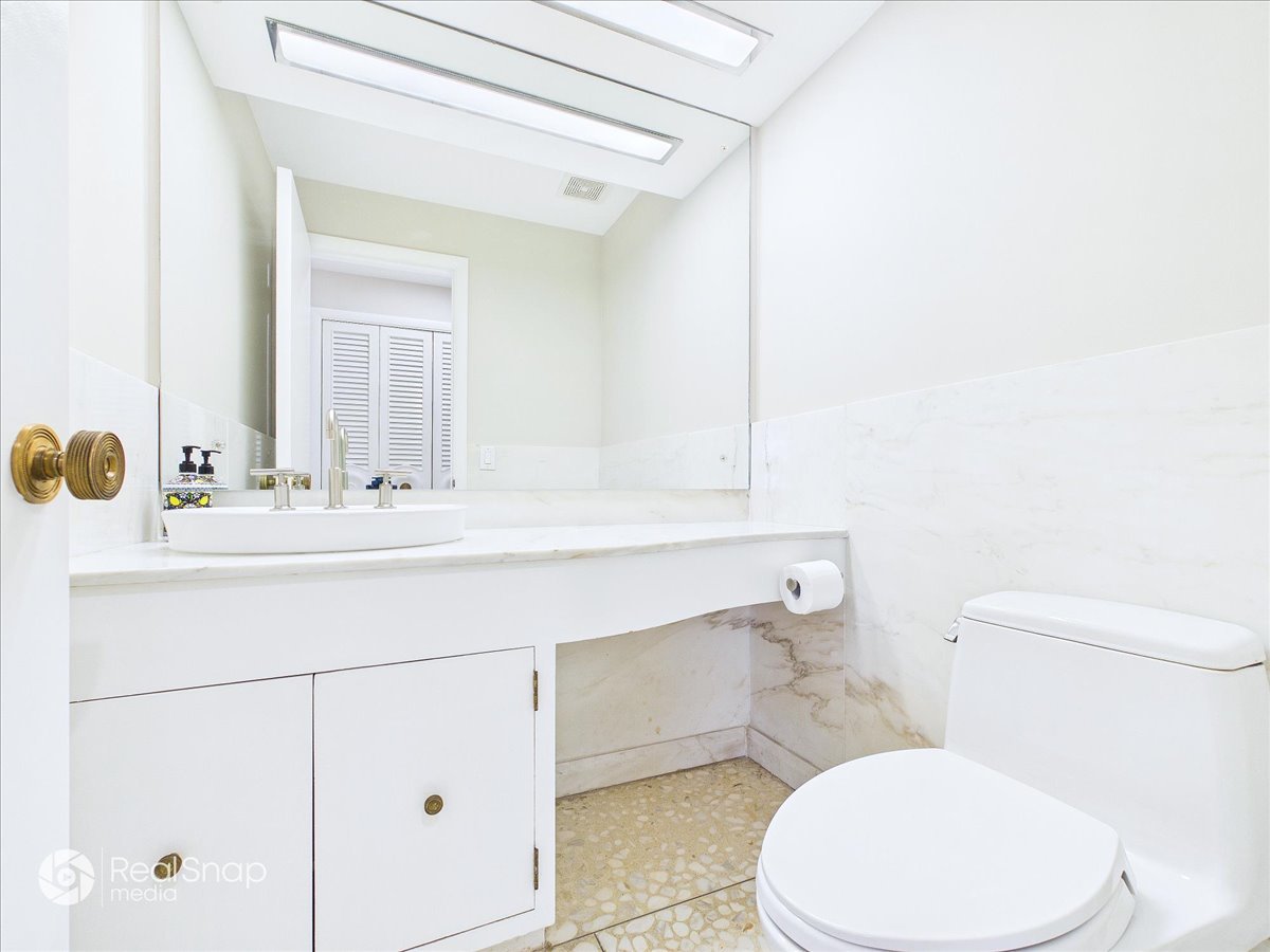 730 Sheridan Road Highland Park, IL 60035 - Photo 27 of 48 a bathroom with a sink mirror vanity and toilet