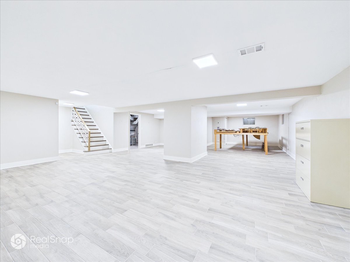 730 Sheridan Road Highland Park, IL 60035 - Photo 29 of 48 a view of a livingroom with furniture and wooden floor