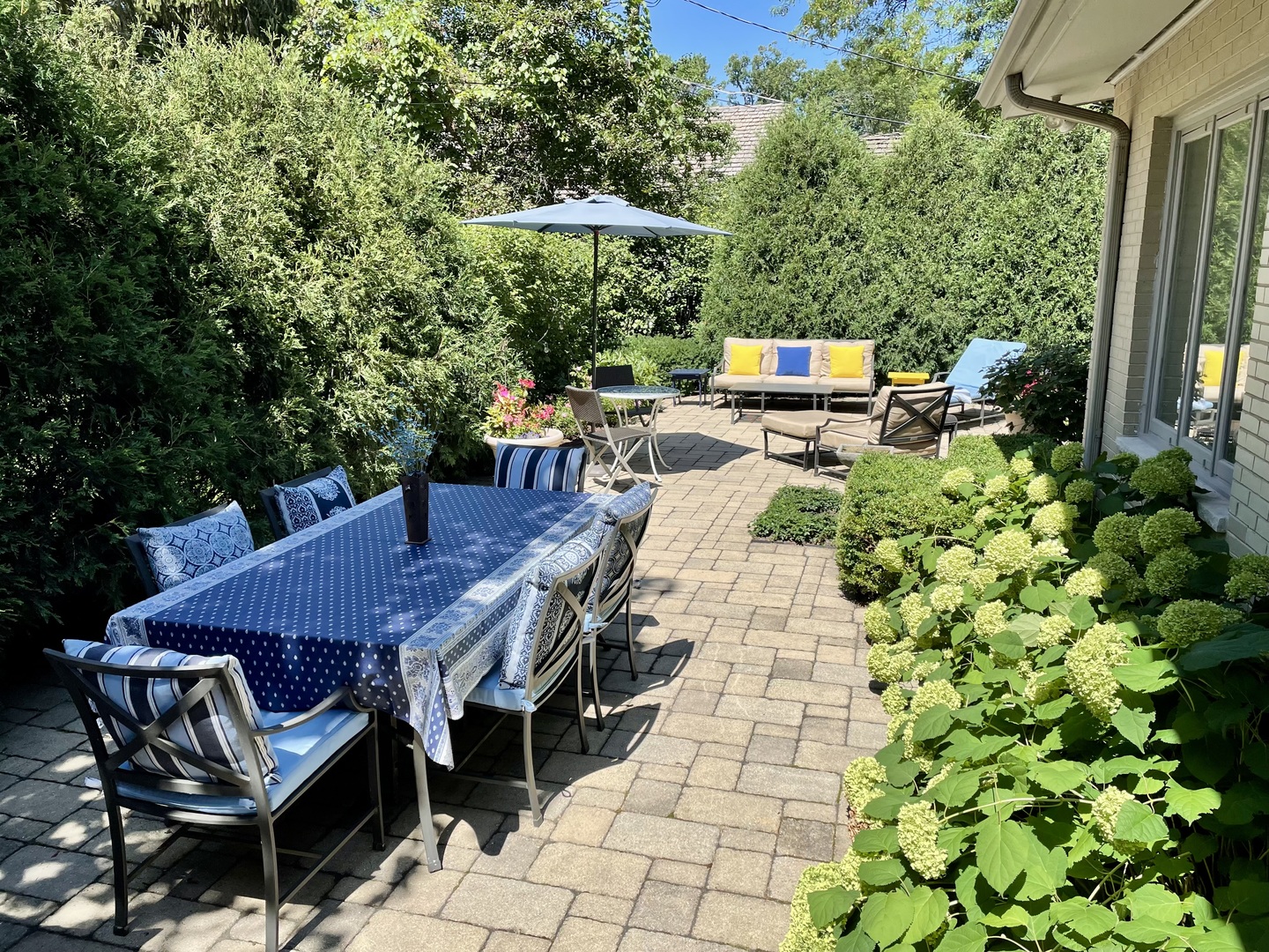 730 Sheridan Road Highland Park, IL 60035 - Photo 36 of 48 a balcony with table and chairs