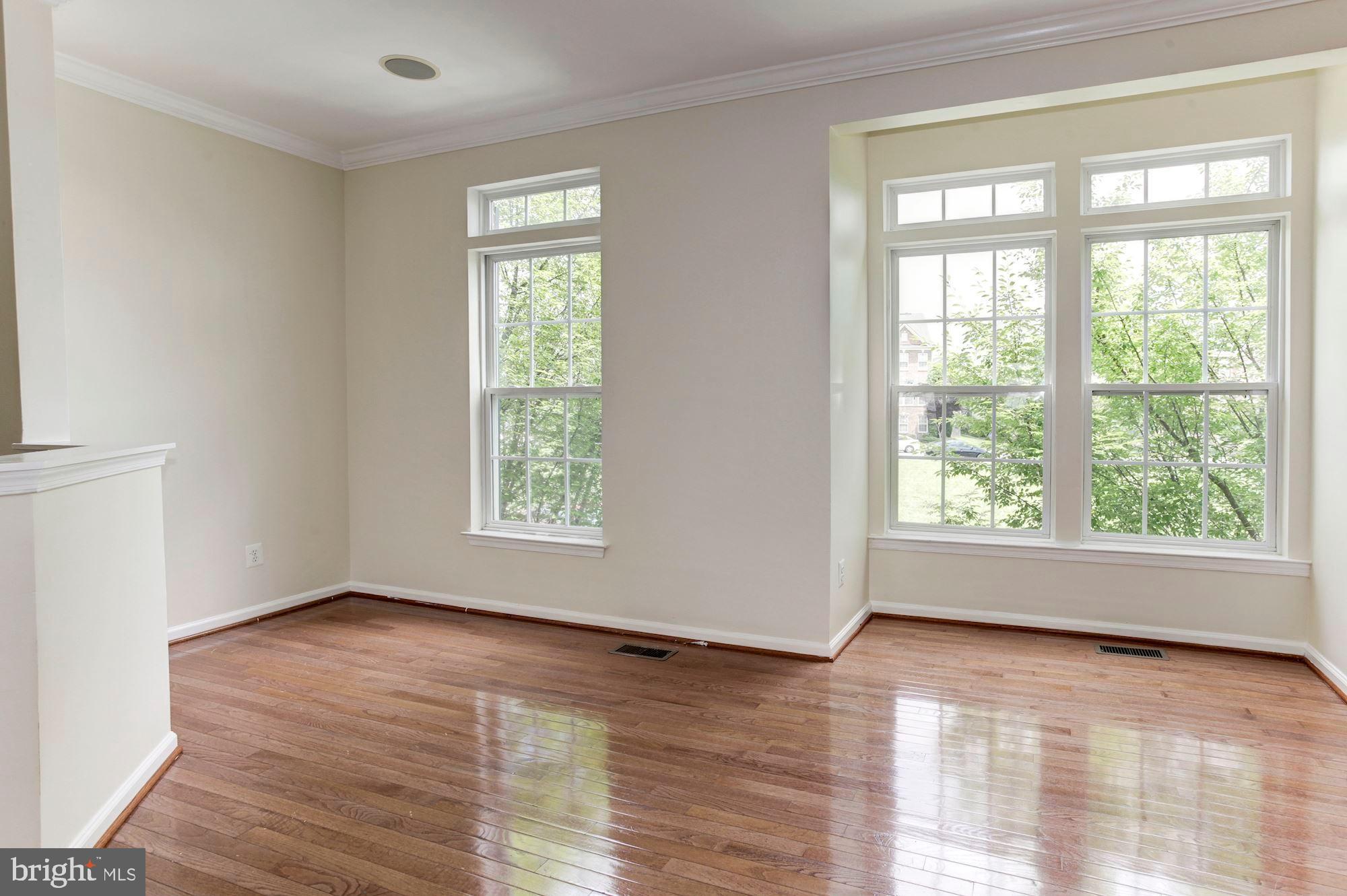 16618 Barge Circle Woodbridge, VA 22191 - Photo 29 of 65 Light filled Living room