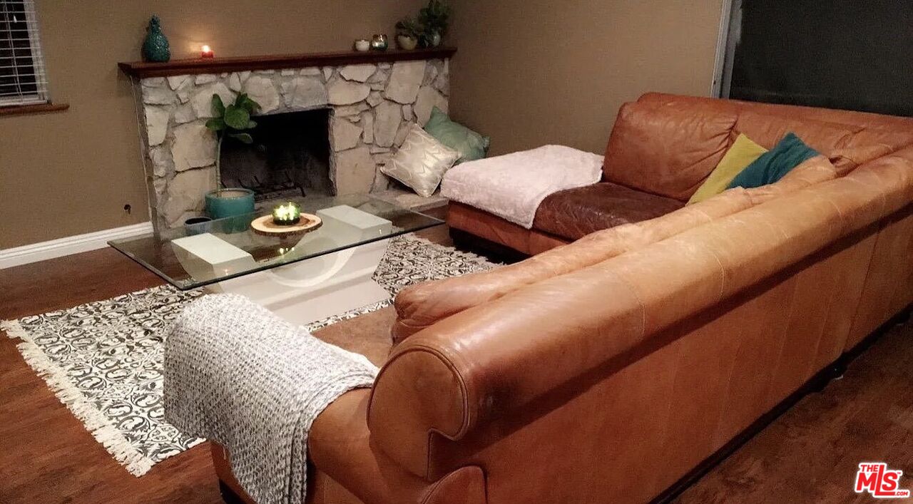 895 Sonora Road Costa Mesa, CA 92626 - Photo 2 of 2 a living room with furniture