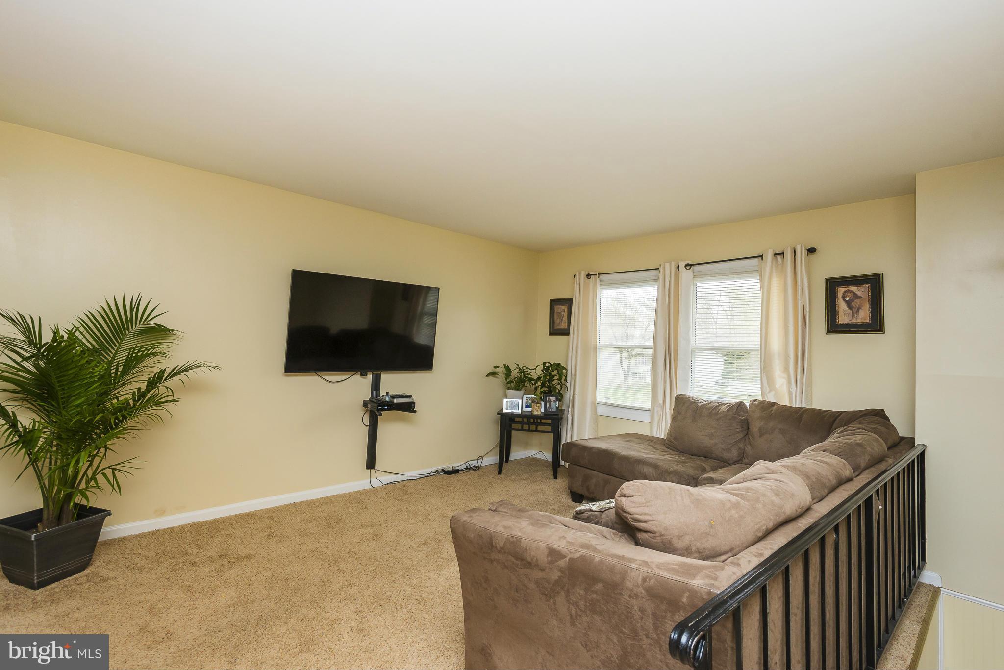 2239 Dairy Farm Road Gambrills, MD 21054 - Photo 9 of 23 Living Room