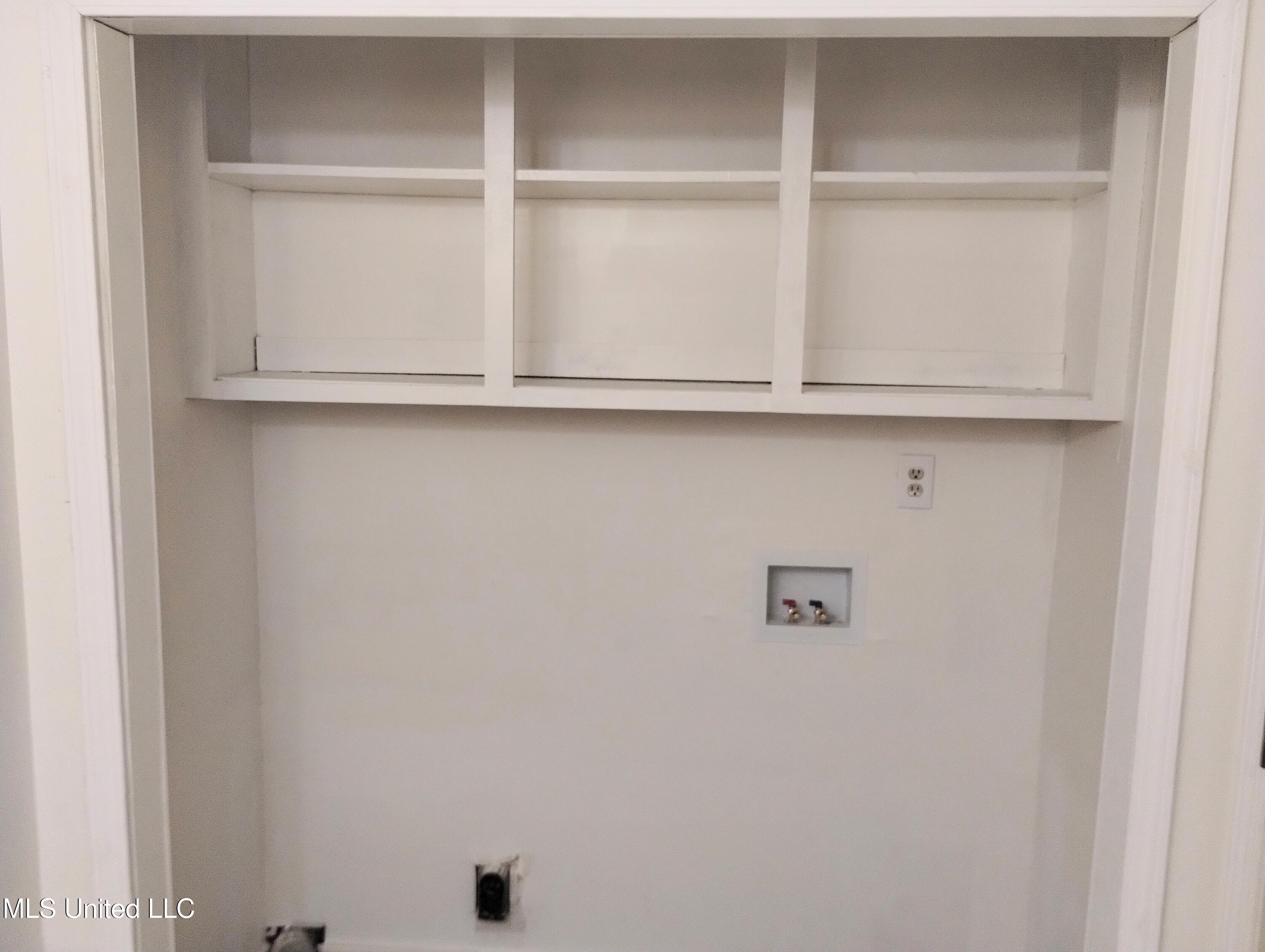 758 Wicklow Place, Unit B Ridgeland, MS 39157 - Photo 11 of 19 Laundry Room