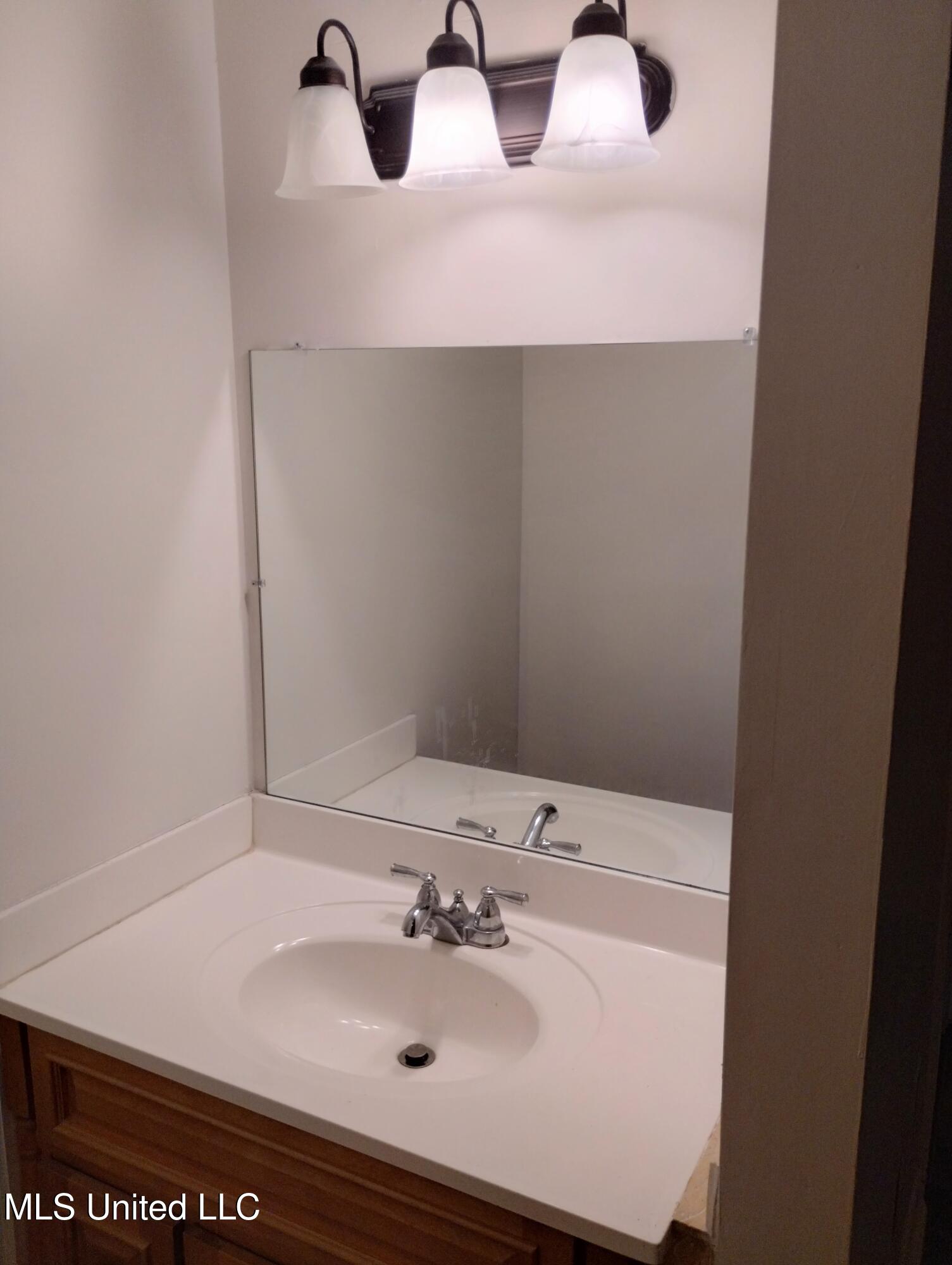 758 Wicklow Place, Unit B Ridgeland, MS 39157 - Photo 16 of 19 Upstairs Bathroom